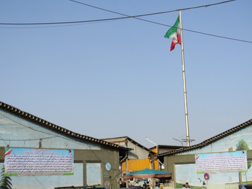نصب بنر دستور امام خمینی (ره) در داخل میدان میوه و تره‌بار